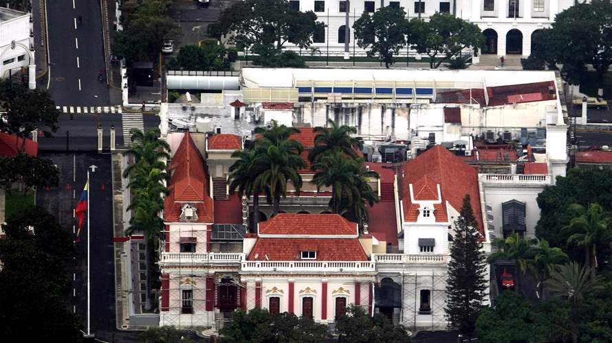 الشرطة الفنزويلية تطلق طلقات تحذيرية على مسيّرات حلقت قرب القصر الرئاسي 