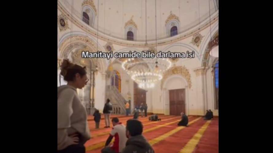 رقصت داخل مسجد تركي أثناء الصلاة… فيديو يثير غضبًا واسعًا عبر مواقع التواصل 