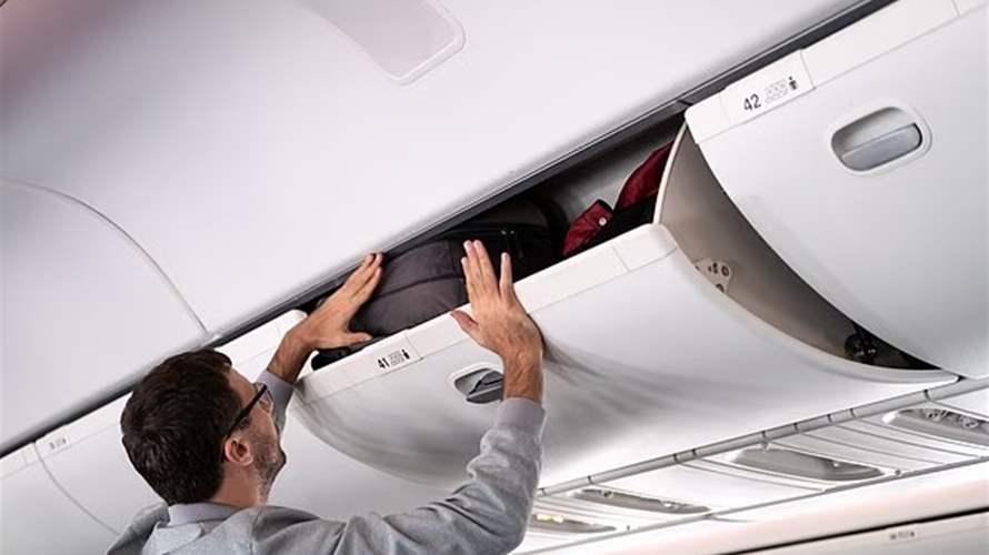 مضيفو طيران يحذرون: هذا المكان في الطائرة مليء بالبكتيريا ولا يجب وضع معطفك فيه أبدا