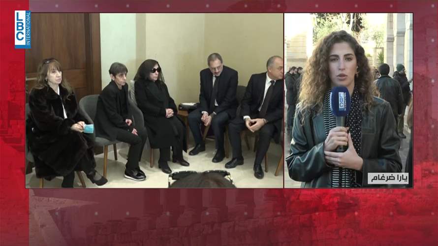 فيروز تلقي النظرة الأخيرة على فقيدها هالي...وتتقبّل التعازي في المحيدثة