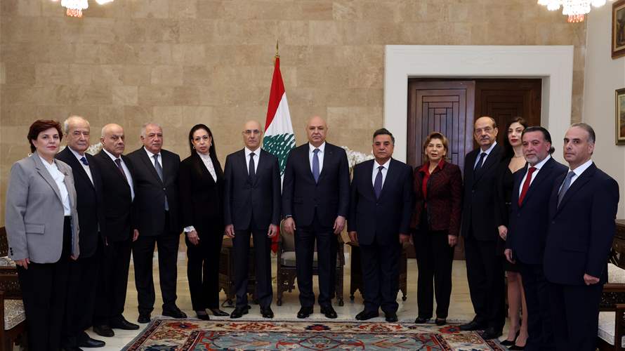 الرئيس عون لرئيس وأعضاء هيئة الإشراف على الانتخابات النيابية بعد أدائهم قسم اليمين: مارسوا صلاحياتكم وفق القانون ولا تخضعوا لأي ضغوط من أي جهة أتت وكونوا جاهزين لإجراء الانتخابات في موعدها 