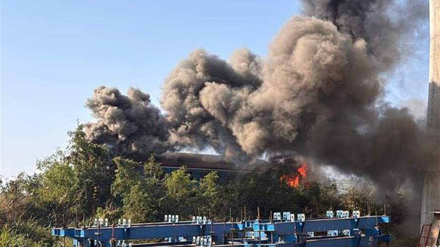 مشهد مرعب في تايلاند... انهيار رافعة فوق قطار ركاب والنتيجة كارثية