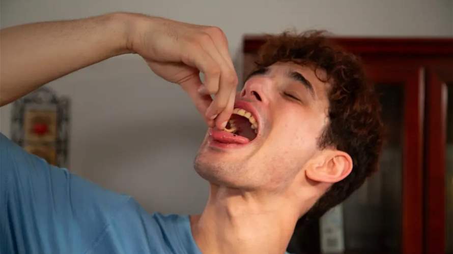 إدمان من نوع غريب... شاب يأكل الصراصير والديدان: "لذيذة"!