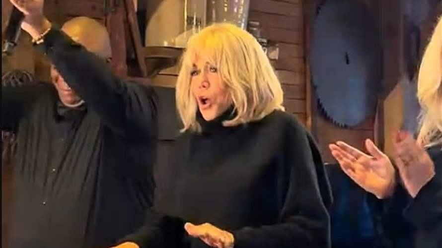 فيديو أثار الجدل... السيدة الأولى لفرنسا بريجيت ماكرون تتحول إلى "دي جي" في ديزني لاند (فيديو)