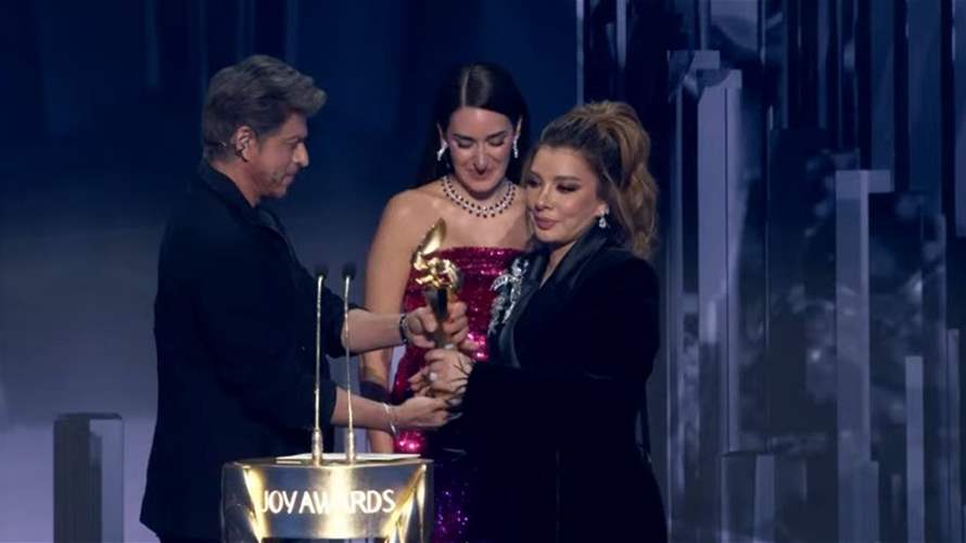 بحضور نجوم "Squid Game" ... شاروخان يقدّم جائزة تكريمية لأصالة في Joy Awards 2026 والجمهور: "أحلام العصر"