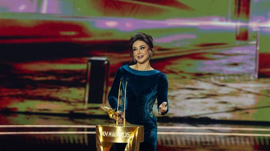 أمسك بيدها قبل صعودها إلى المسرح... لحظة عفوية تجمع كاريس بشار وباريش أردوتش في Joy Awards 2026 (فيديو)