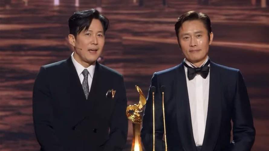 نجما مسلسل "Squid Game" في موقف محرج على مسرح Joy Awards 2026... مغلف مغلق بإحكام وكلمات غير مفهومة!