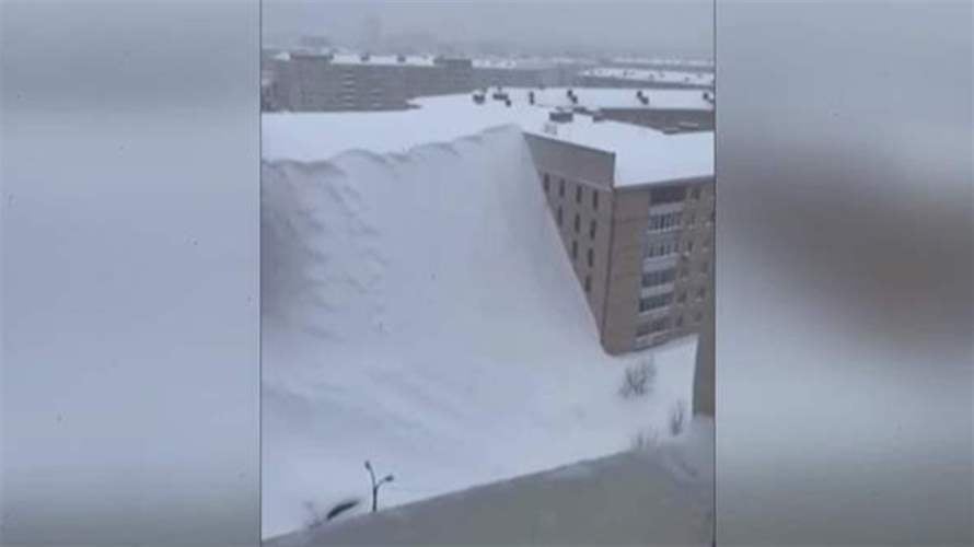 في روسيا الثلوج غير المسبوقة تدفن السيارات والشوارع وبعض المباني