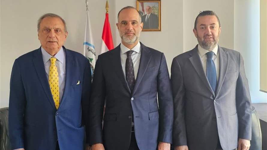 حبيب يُطلع رسامني على مشاريع مصرف الإسكان