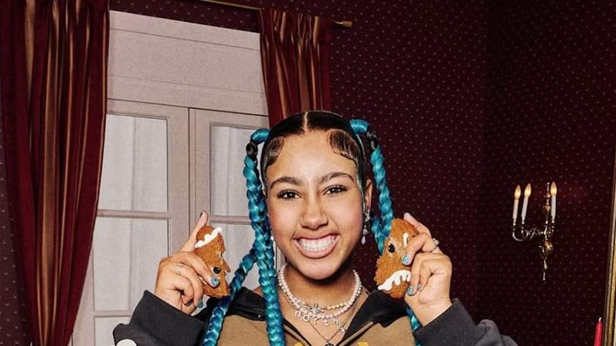 وقفت حزينة إلى جانب والدها وزوجته... نورث ويست تثير قلق الجمهور: "يبدو أنها لا ترغب في التواجد هناك" 