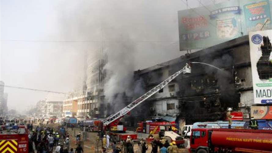 29 قتيلا وعشرات المفقودين إثر حريق في مركز تجاري في كراتشي