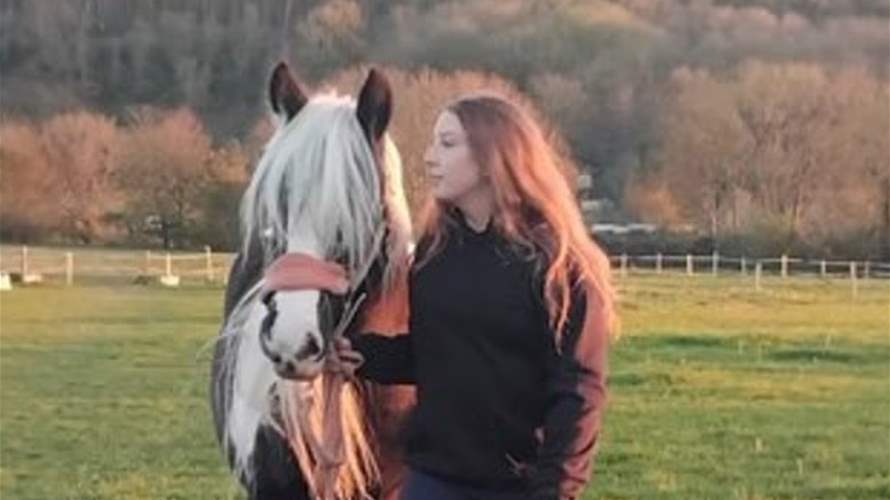 حبها للأحصنة قتلها... ما حصل مع ابنة الـ13 سنة أمام والدتها غريب ومفجع وهذه التفاصيل