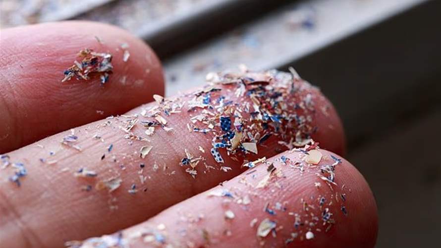 نتائج غير متوقعة: الميكروبلاستيك في الهواء أقل بكثير مما كان يعتقد العلماء… إليكم ما كشفته أحدث الدراسات