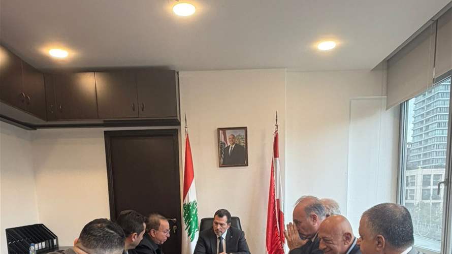 شحادة عرض مع السفير الأميركي مشاريع وزارة التكنولوجيا 