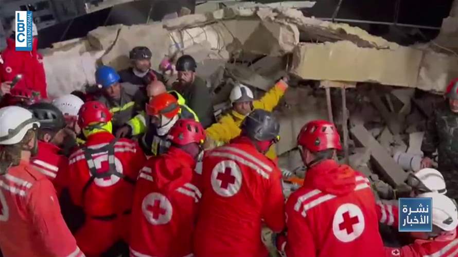 المبنى المنهار في طرابلس: انتشال سيدة وابنها على قيد الحياة