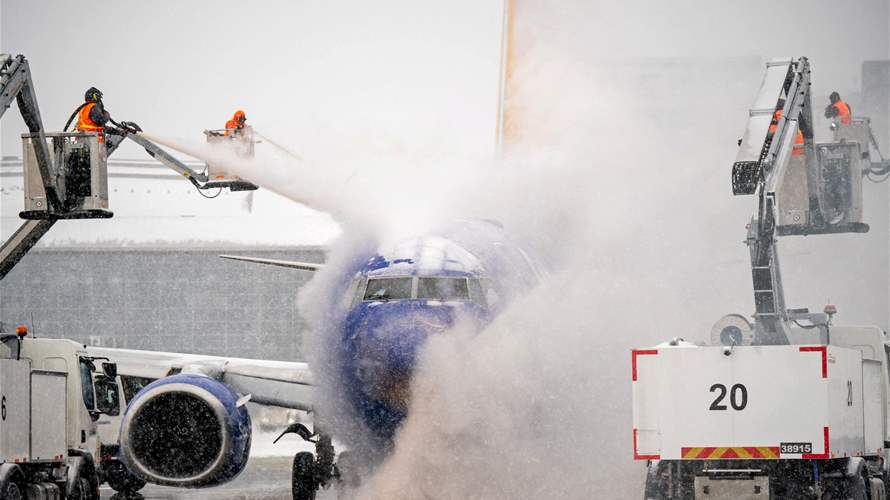 US storm leaves 230,000 without power, forces thousands of flight cancellations