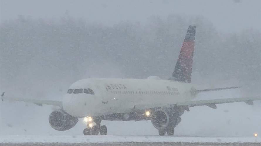 إلغاء آلاف الرحلات الجوية وانقطاع للكهرباء جراء العواصف في أميركا