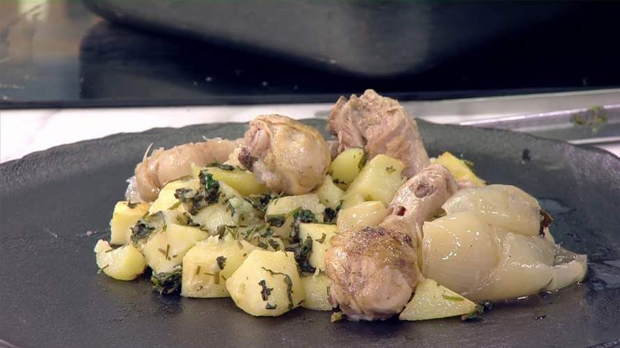 يخنة الدجاج والبطاطا وحلوى "العثملية"... مائدة مميزة على طريقة الشيف فادي زغيب (فيديو)