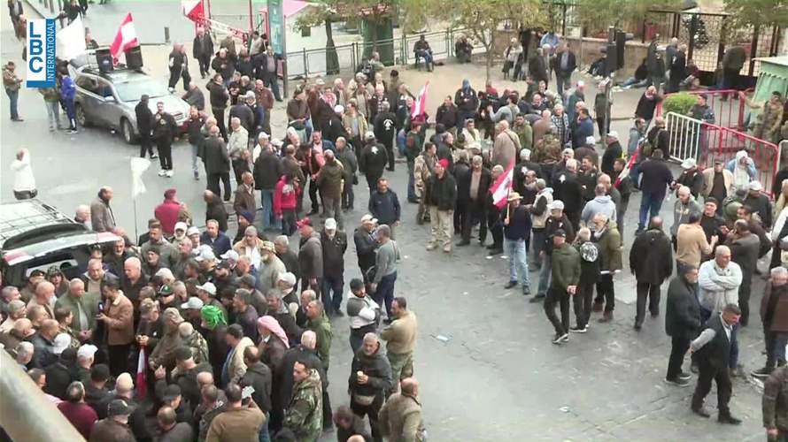 روابط العاملين في القطاع العام تتظاهر… إليكم المشهد