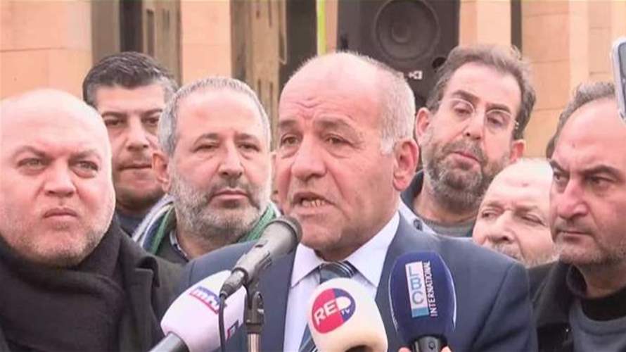 احتجاجات عند مدخل مجلس النواب... ولافتات تطلب بالحقوق