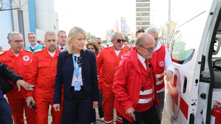 الصليب الأحمر تسلّم سيارات إسعاف هبة من UNHCR