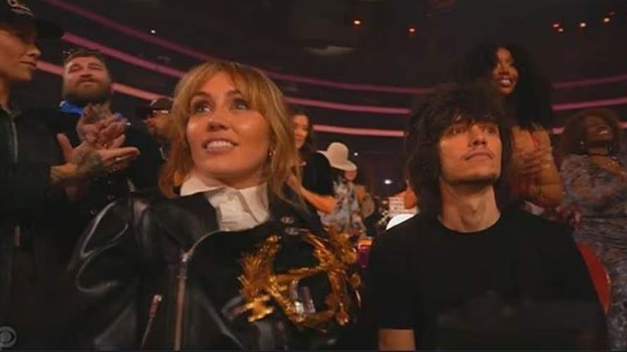 ظهرت حزينة ولم تصفق لـ"ليدي غاغا"... مايلي سايروس تثير غضب الجمهور في غرامي 2026 (فيديو)