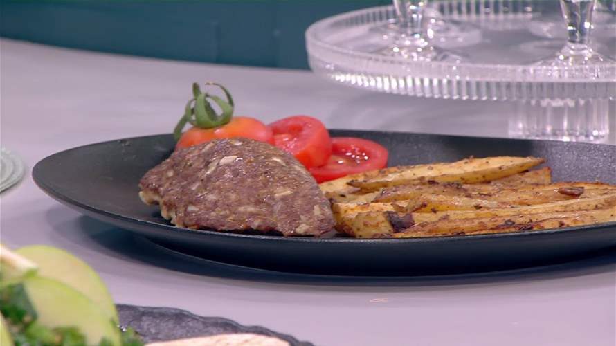 اللحمة مع البطاطا والجبنة... وصفة لذيذة على طريقة الشيف فادي زغيب (فيديو)