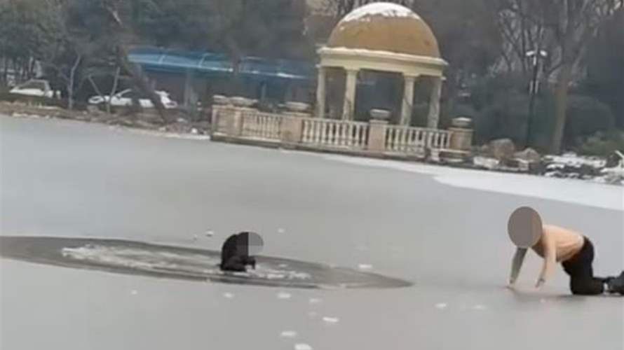 محاولة شجاعة لإنقاذ أحد الفتية... حادثة مأساوية انتهت بطريقة غير متوقعة في بحيرة صينية!