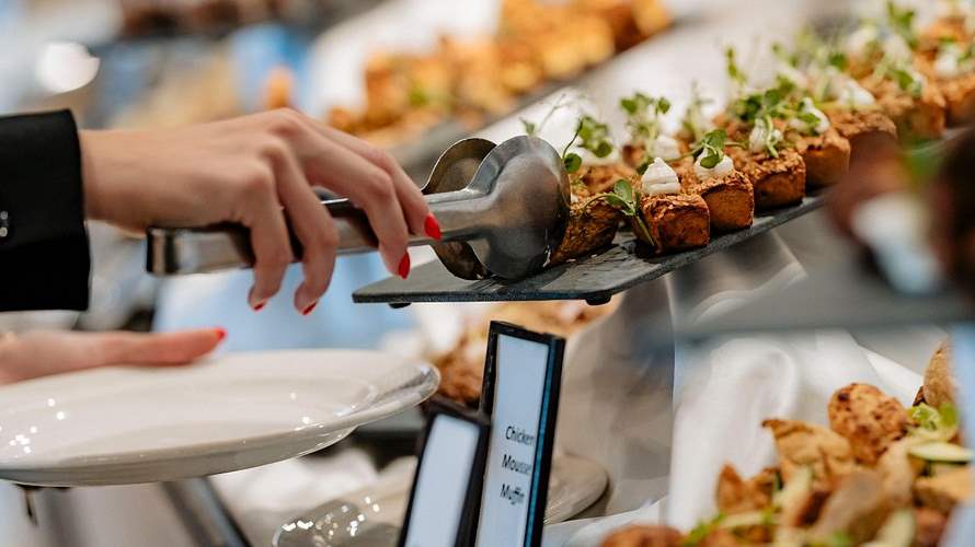 لتجنب الإصابة بالتسمم الغذائي... علامات تحذيرية لا يجب عليكم تجاهلها في الفنادق!