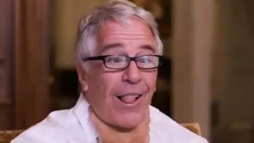 تظاهر بخنق نفسه أمام الكاميرا... مقابلة نادرة تكشف تعجرف إبستين وشعوره بالتفوّق على قادة العالم (فيديو)