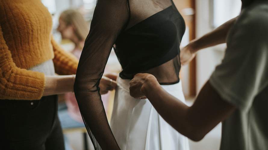 تجارب محرجة ولقاءات غير مهنية... عارضة أزياء شهيرة تكشف الجانب المظلم لعالم الأزياء! (فيديو)