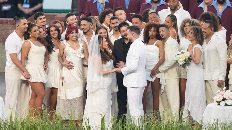 عروسان يثيران ضجة كبيرة في السوبر بول: عقدا قرانهما على أرض الملعب أمام الملايين! (فيديو)