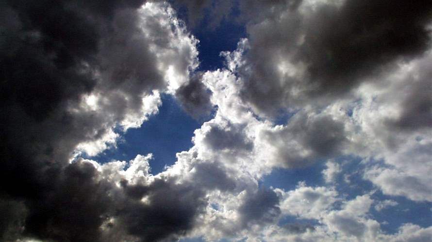 طقس مستقر نهارًا مع أمطار محلية مساءً