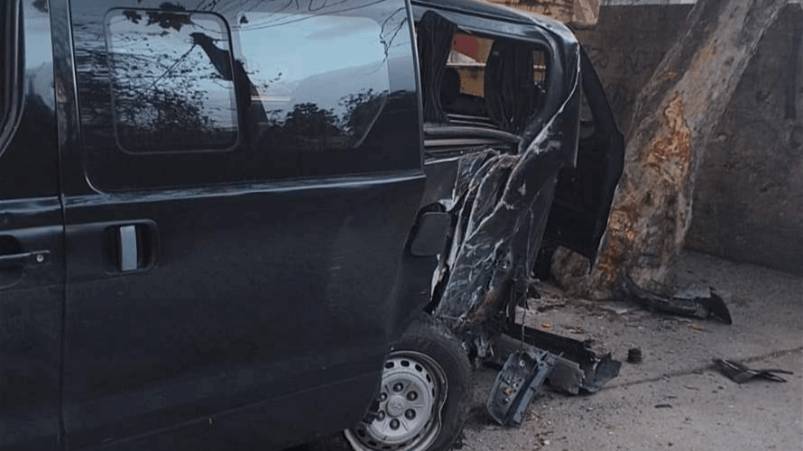 التحكم المروري: ٤ جرحى نتيجة اصطدام سيارة بشجرة جانب الطريق على بولفار بيار الجميل باتجاه الكرنتينا