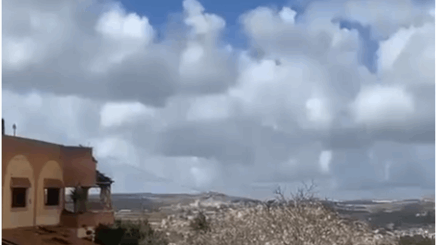 محلّقات إسرائيلية ألقت أربع قنابل صوتية قرب جبانة بلدة عيتا الشعب فيما استهدفت المدفعية الإسرائيلية محيط الساحة بقذيفة