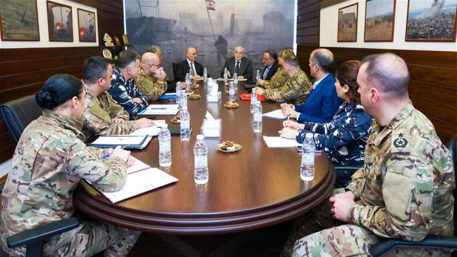 اجتماع بحث في سبل تحسين رواتب العسكريين... ووزيرا الدفاع والداخلية أكدا ضرورة الوصول إلى حلول واقعية