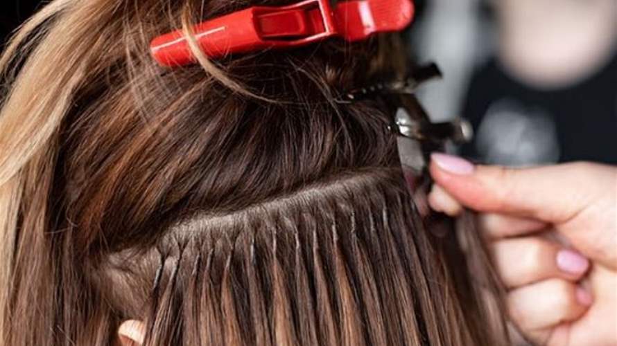 العلماء يصدرون تحذيراً عاجلاً... وصلات الشعر تحتوي على مواد كيميائية خطيرة: هذا ما كشفه تحليل حديث!