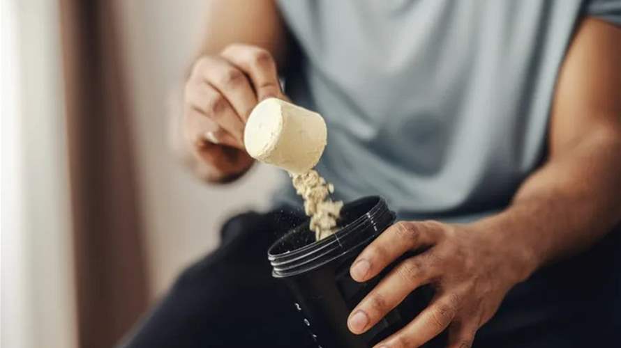 الأطباء يحذّرون: الإفراط في تناول بودرة البروتين قد يسبّب مضاعفات صحّية خطيرة