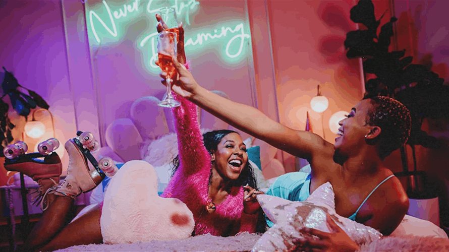 قبل عيد الحب بيوم… "عيد الصديقات" أو Galentine’s Day يكتسح العالم ويغيّر قواعد الاحتفال بالحب