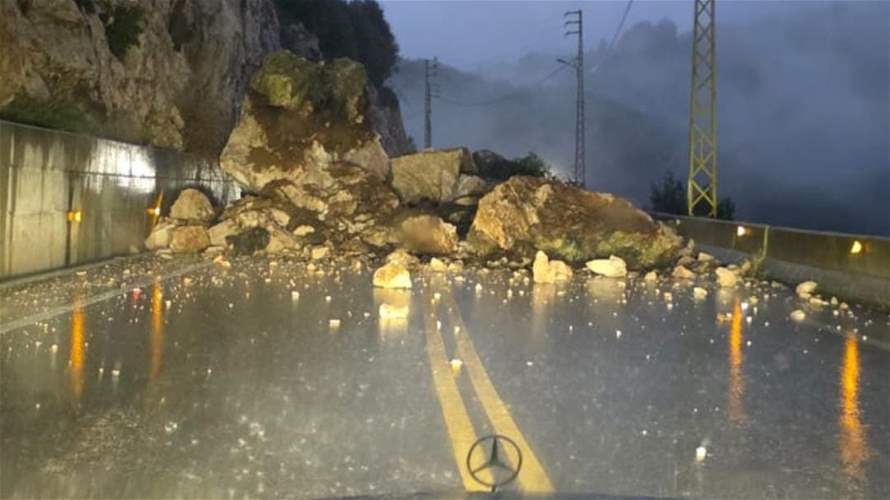 انهيار صخور على طريق مكرا - لحفد ادى الى قطع الطريق