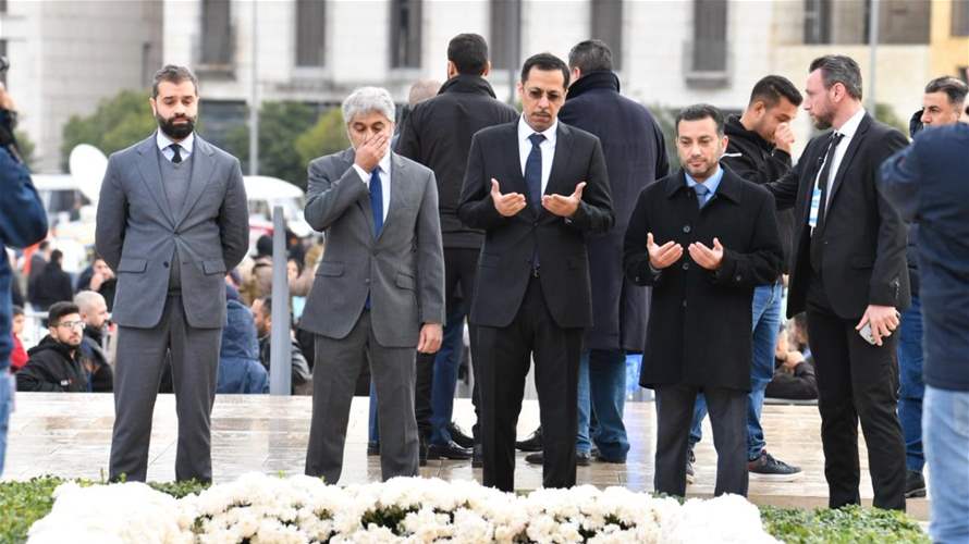 سفير الإمارات يزور ضريح الرئيس الشهيد رفيق الحريري في وسط بيروت