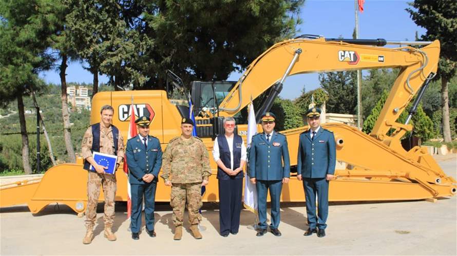 الجيش تسلم آليات حفر هبة من الاتحاد الأوروبي