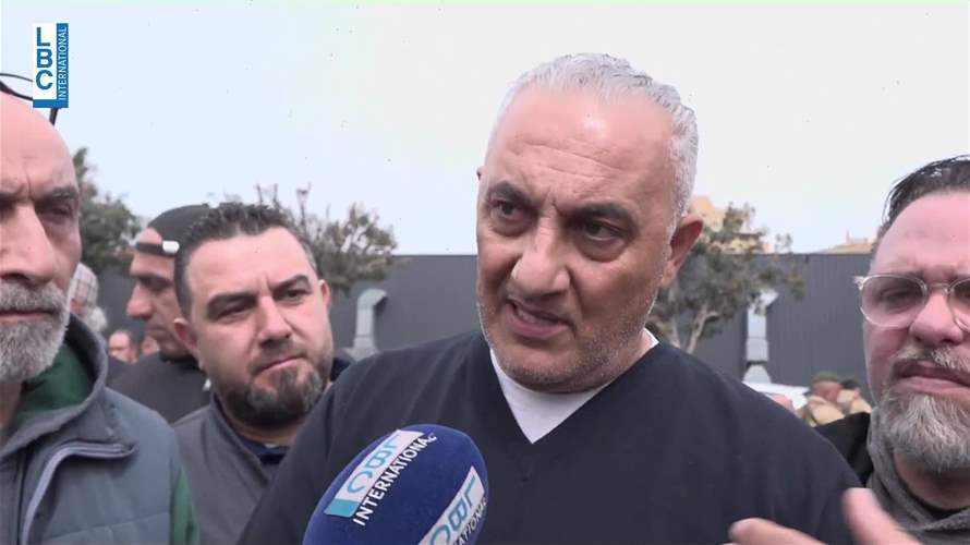 احتجاجًا على قرارات الحكومة… مواطنون يغلقون الطرق في مناطق لبنانية متعددة