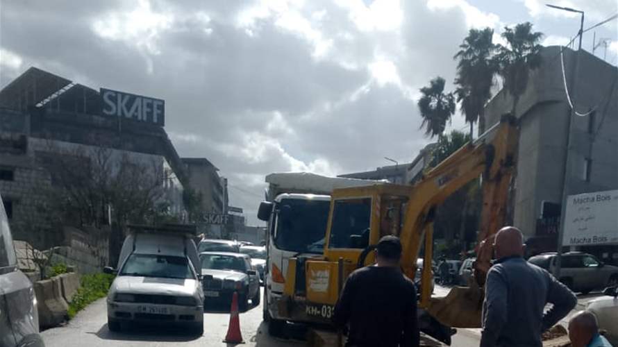 التحكم المروري: اشغال على طريق المنصورية باتجاه المكلس وحركة المرور كثيفة ودراج من مفرزة سير الجديدة يعمل على تسهيل السير