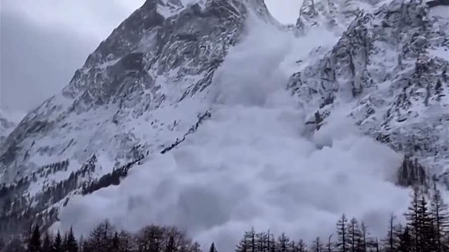 لحظات رعب في جبال الألب: انهيار جليدي ضخم يبتلع عشرات المتزلجين (فيديو)