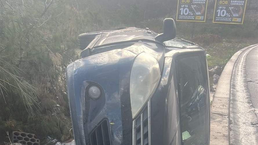 غرفة التحكم المروري: انقلاب سيارة على اوتوستراد المتن السريع والأضرار مادية 