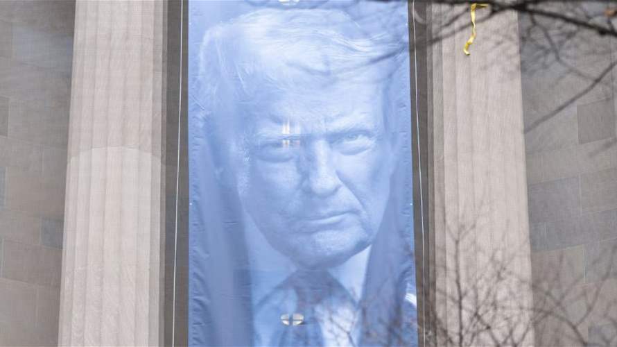 رفع لافتة تحمل صورة ترامب على مقر وزارة العدل الأميركية  