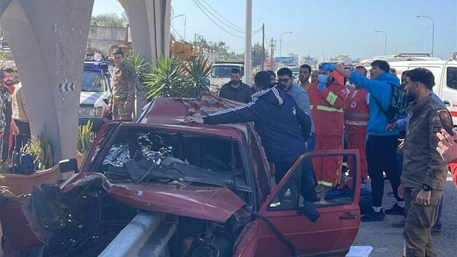 التحكم المروري: قتيلان نتيجة اصطدام سيارة بالحاجز الحديدي على اوتوستراد القلمون باتجاه طرابلس ما أدى الى ازدحام مروري 