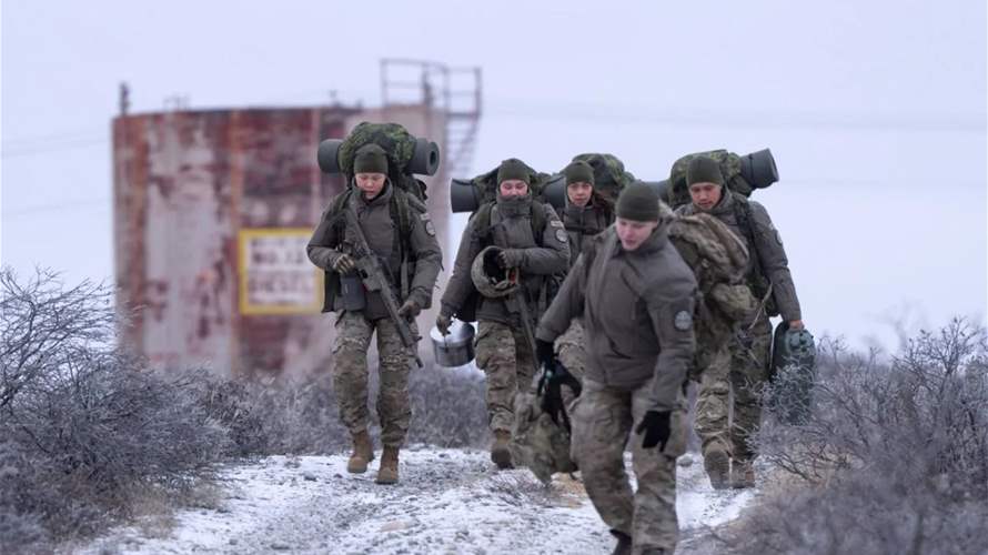 الجيش الدنماركي يجلي أحد أفراد طاقم غواصة أميركية