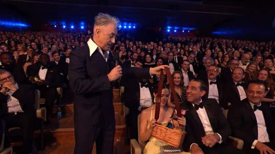 "أعتقد أنكم تحبون رقائق البطاطا"... آلان كومينغ يسخر من نجوم هوليوود في حفل بافتا 2026